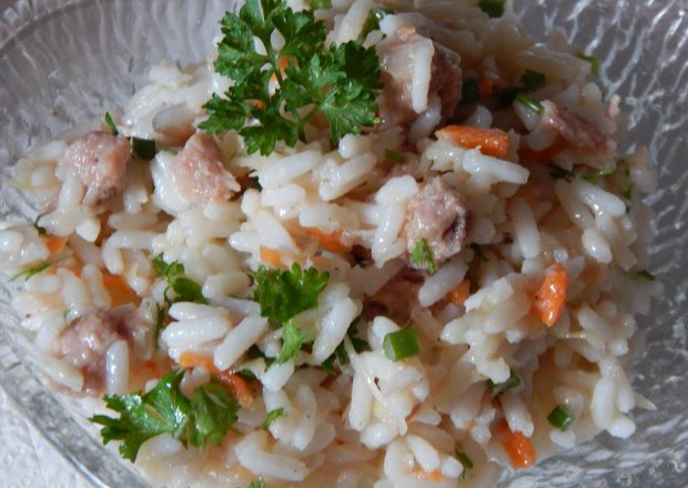 Fotografia przedstawiająca Sałatka ryżowa z tuńczykiem i kiszoną kapustą