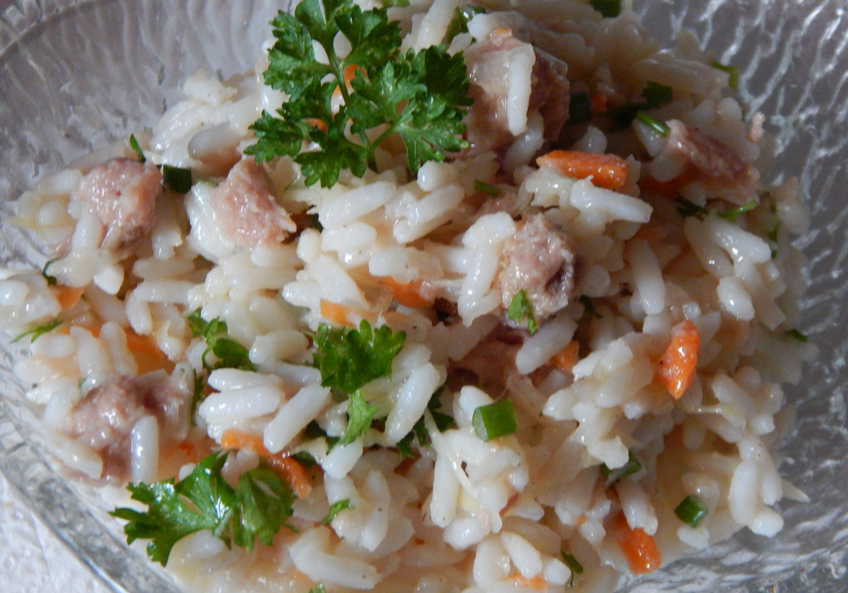 Sałatka ryżowa z tuńczykiem i kiszoną kapustą foto
