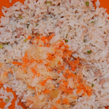 Krok 5 - Sałatka ryżowa z tuńczykiem i kiszoną kapustą foto