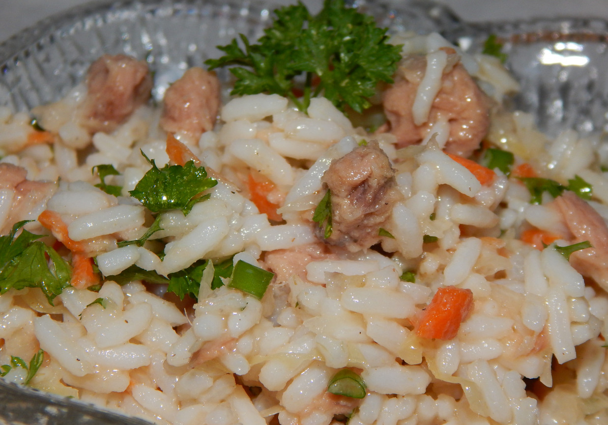 Sałatka ryżowa z tuńczykiem i kiszoną kapustą foto