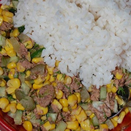 Krok 3 - Sałatka ryżowa z tuńczykiem i koperkiem foto