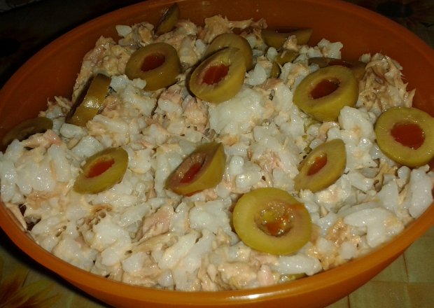 Fotografia przedstawiająca Sałatka ryżowa z tuńczykiem i oliwkami