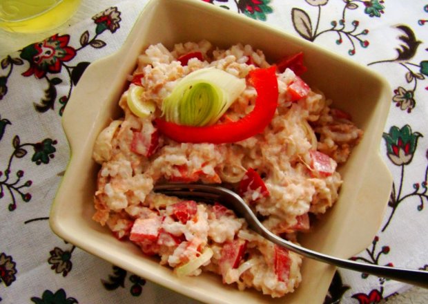 Fotografia przedstawiająca Sałatka ryżowa z tuńczykiem i papryką czerwoną