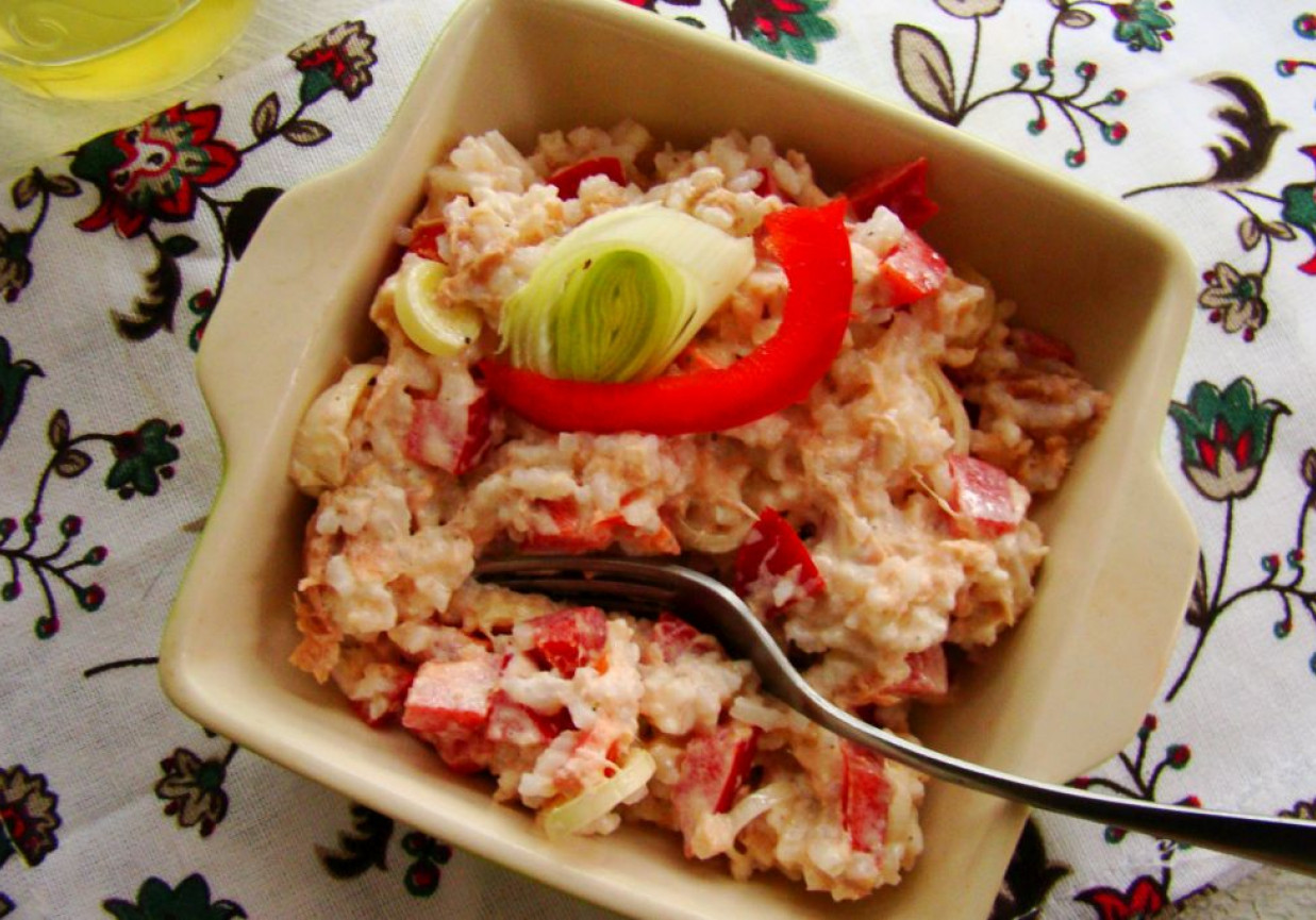 Sałatka ryżowa z tuńczykiem i papryką czerwoną  foto