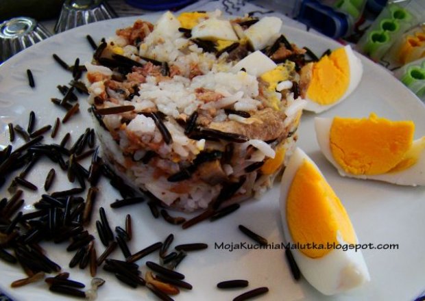 Fotografia przedstawiająca Sałatka ryżowa z tuńczykiem i pieczarkami