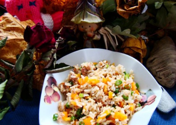 Fotografia przedstawiająca Sałatka ryżowa z tuńczykiem i warzywami