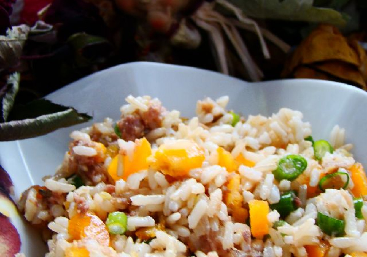 Sałatka ryżowa z tuńczykiem i warzywami foto