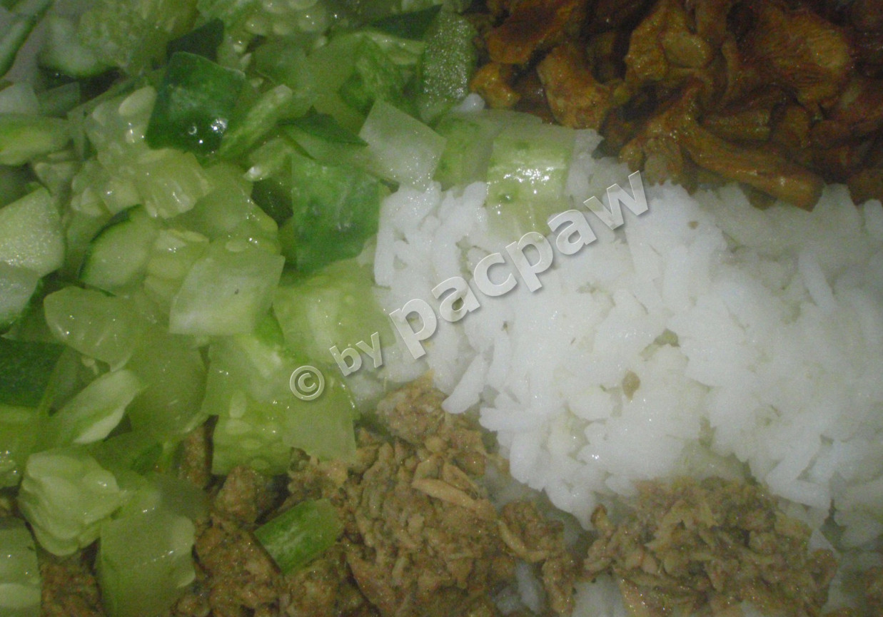 Sałatka ryżowa z tuńczykiem, kurkami i małosolnymi foto