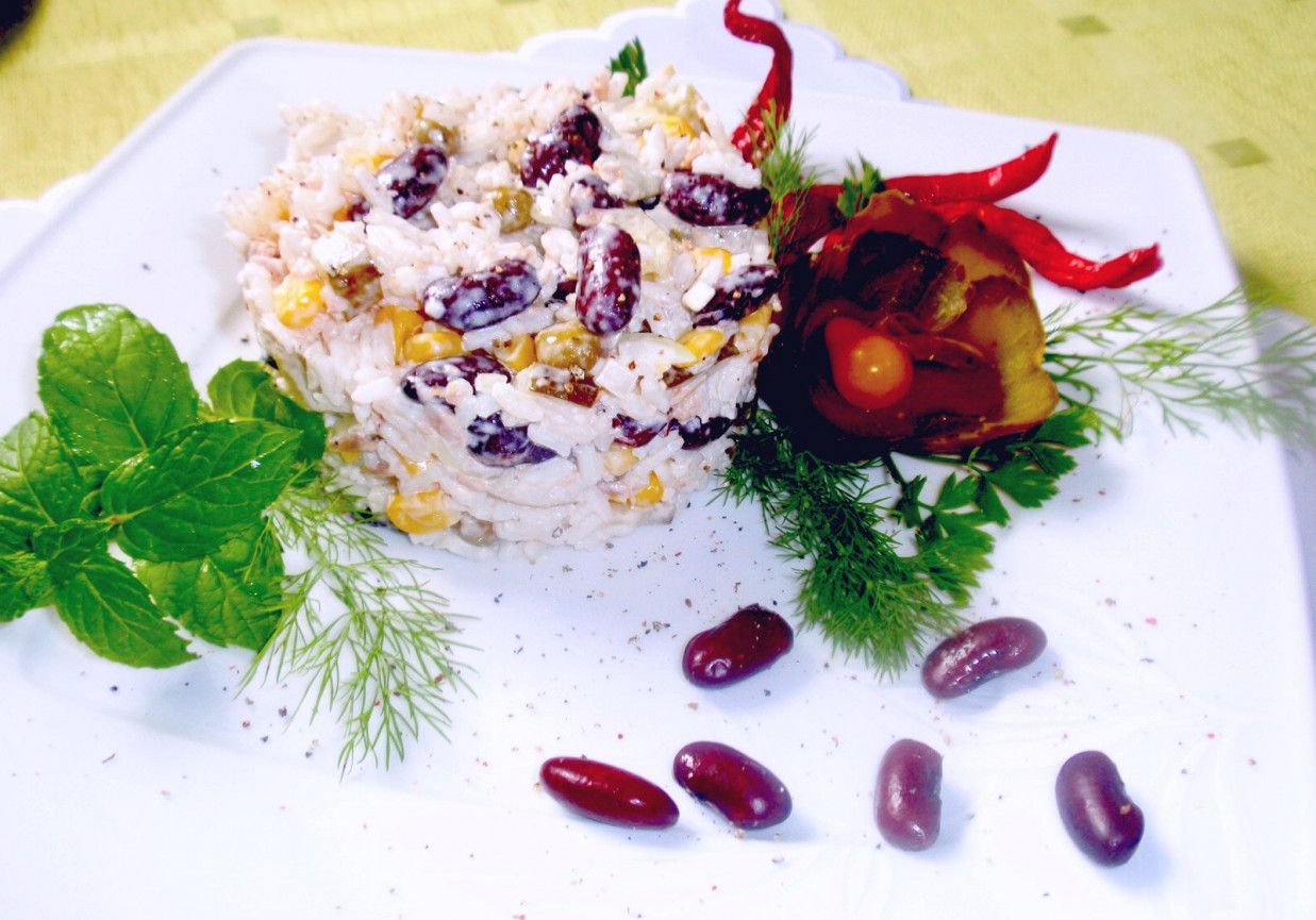 Sałatka ryżowa z tuńczykiem foto