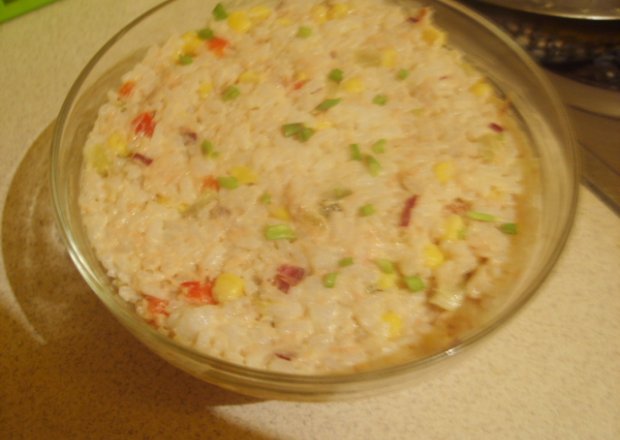 Fotografia przedstawiająca sałatka ryżowa z tuńczykiem