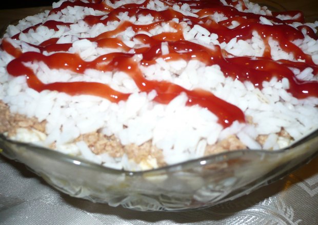 Fotografia przedstawiająca Sałatka ryżowa z tuńczykiem