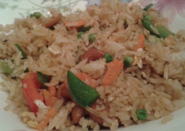 Fotografia przedstawiająca Sałatka ryżowa z warzywami