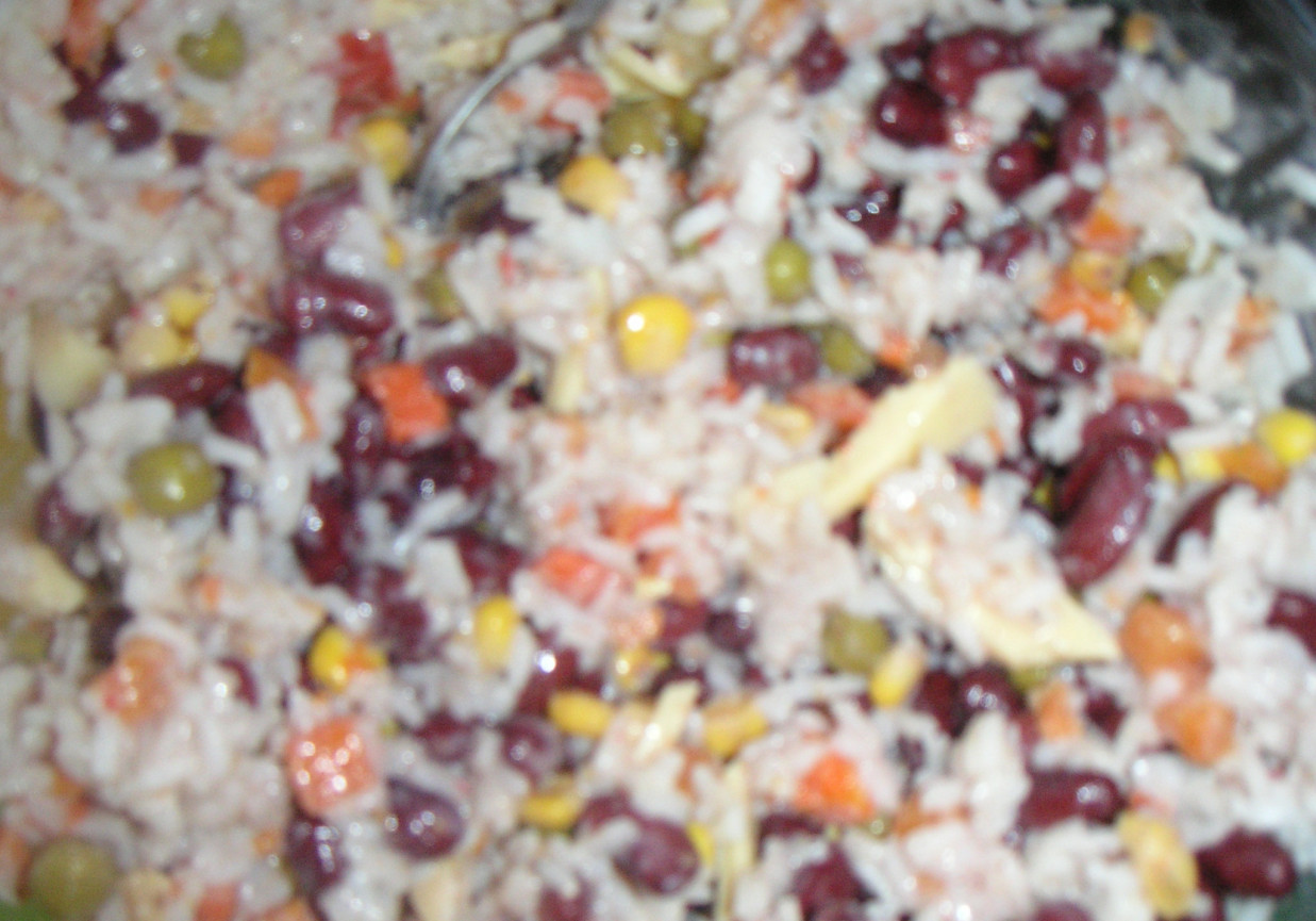 sałatka ryżowa z warzywami foto