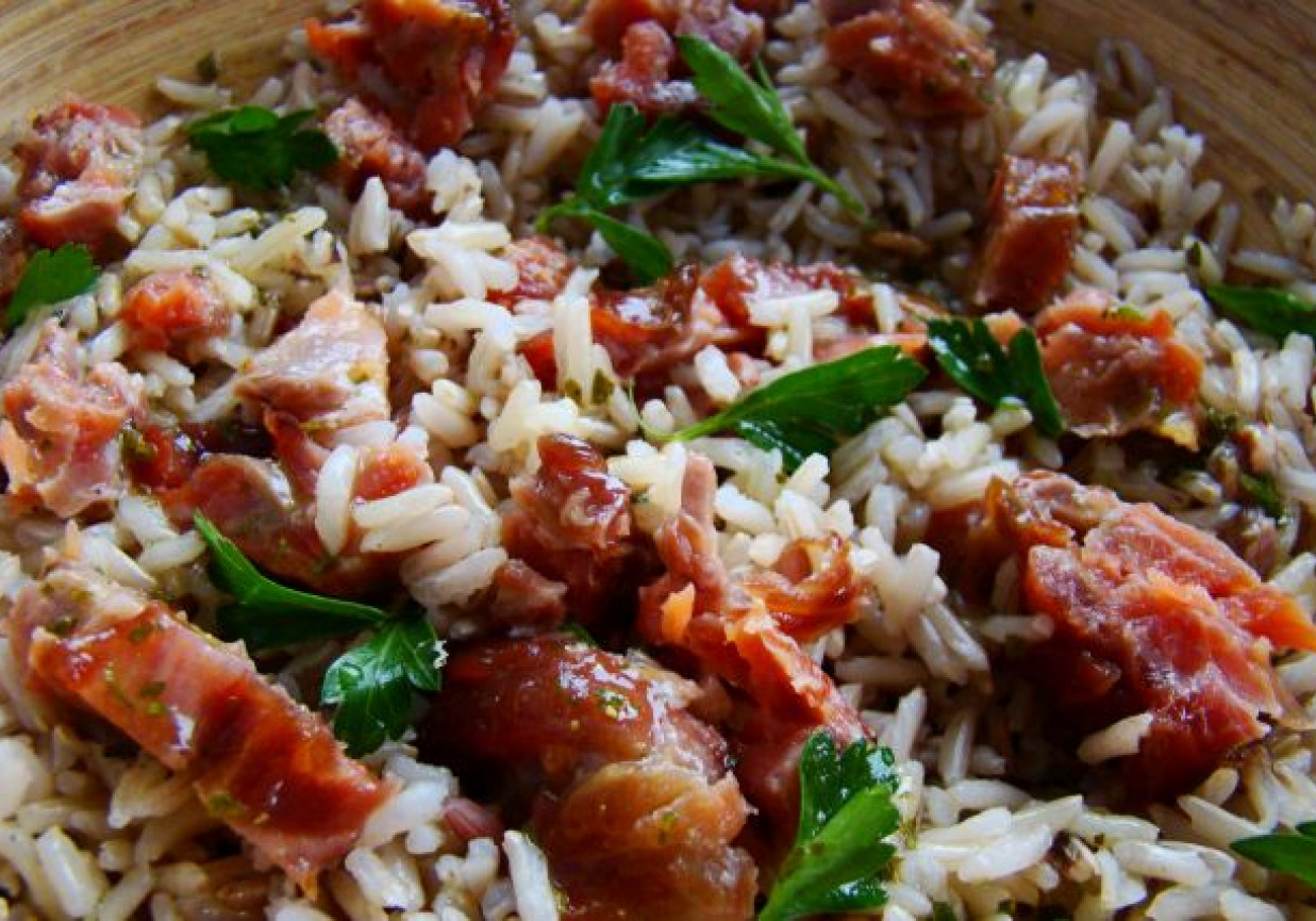 Sałatka ryżowa z wędzonym łososiem foto