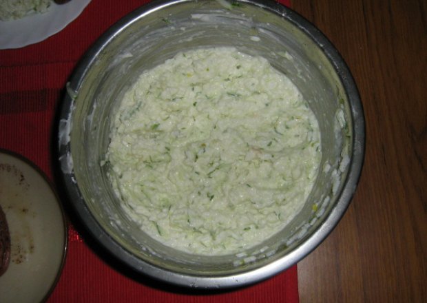 Fotografia przedstawiająca Sałatka ryżowa z zielonym ogórkiem
