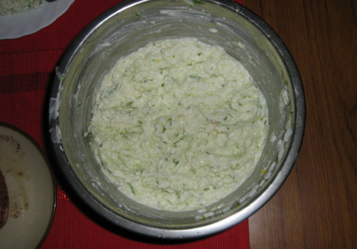 Sałatka ryżowa z zielonym ogórkiem foto