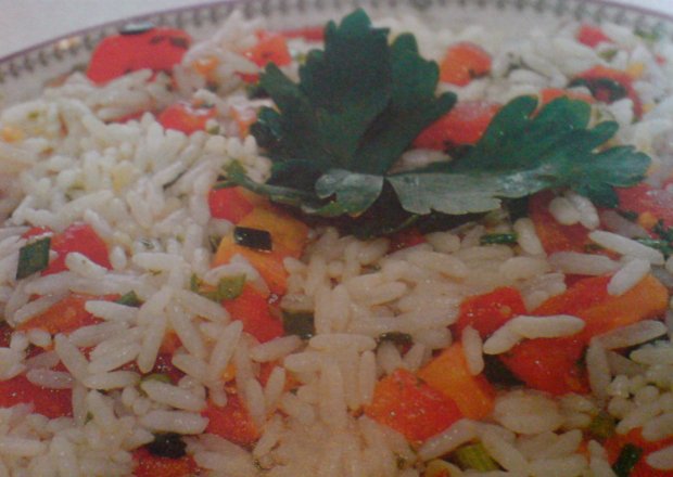 Fotografia przedstawiająca salatka ryzowa z ziolami