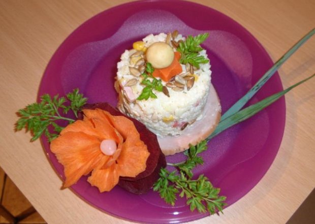 Fotografia przedstawiająca sałatka ryżowa ze  słonecznikiem