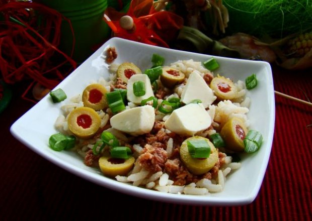 Fotografia przedstawiająca Sałatka ryżowo tuńczykowa z mozzarellą