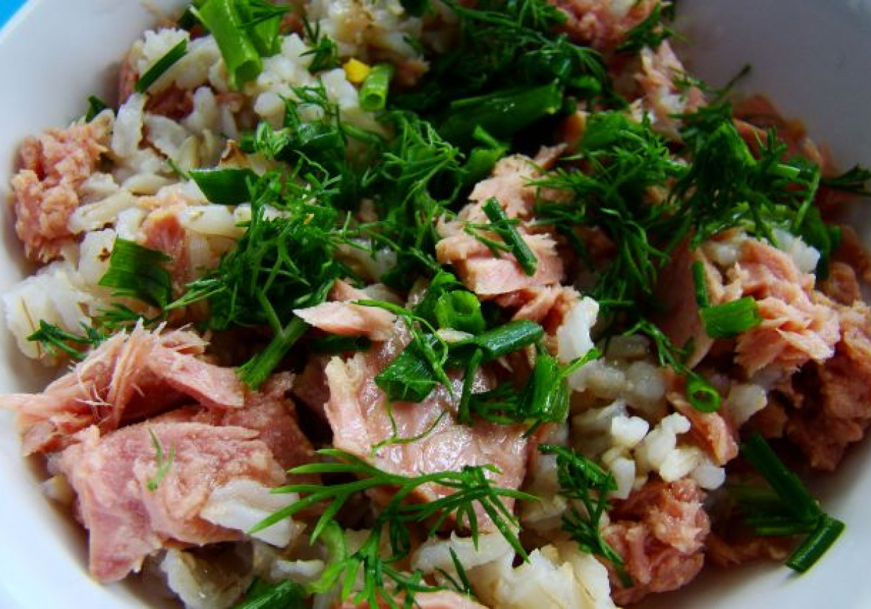 Sałatka ryżowo tuńczykowa z szczypiorek i koperkiem foto