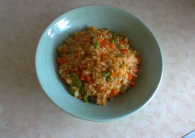 Fotografia przedstawiająca Sałatka ryżowo-warzywna