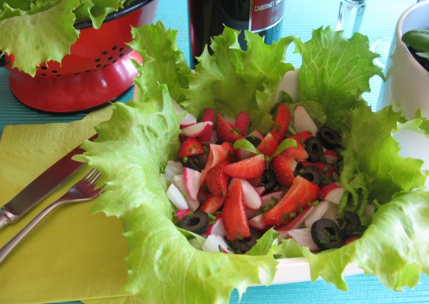 Fotografia przedstawiająca Sałatka rzodkiewkowa z truskawkami