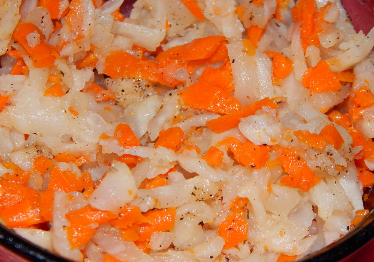 Sałatka selerowo-marchewkowa do obiadu foto