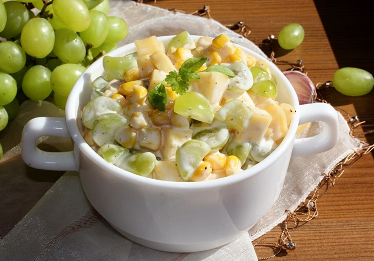 Szybka sałatka serowa z kukurydzą i winogronem foto