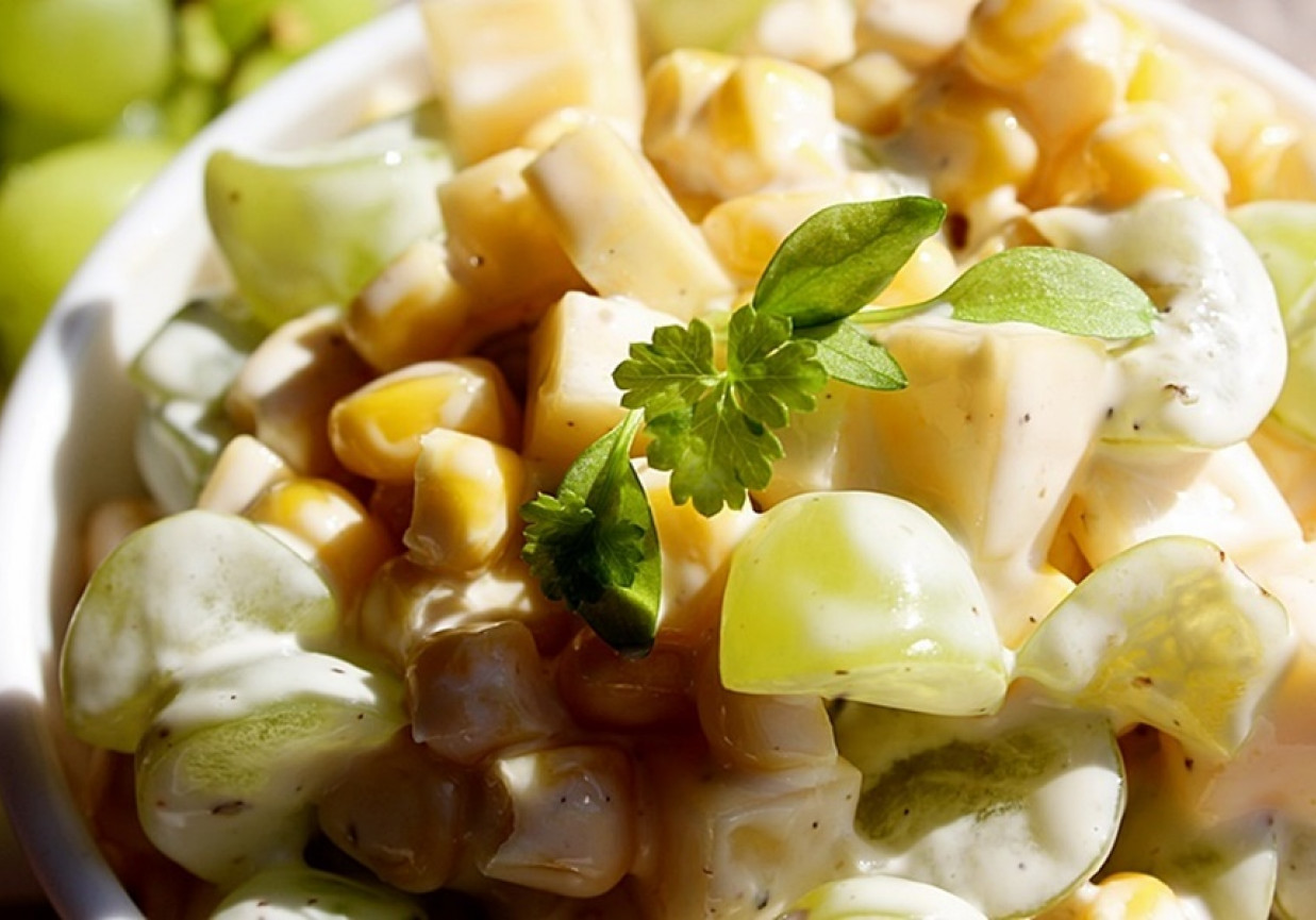 Szybka sałatka serowa z kukurydzą i winogronem foto