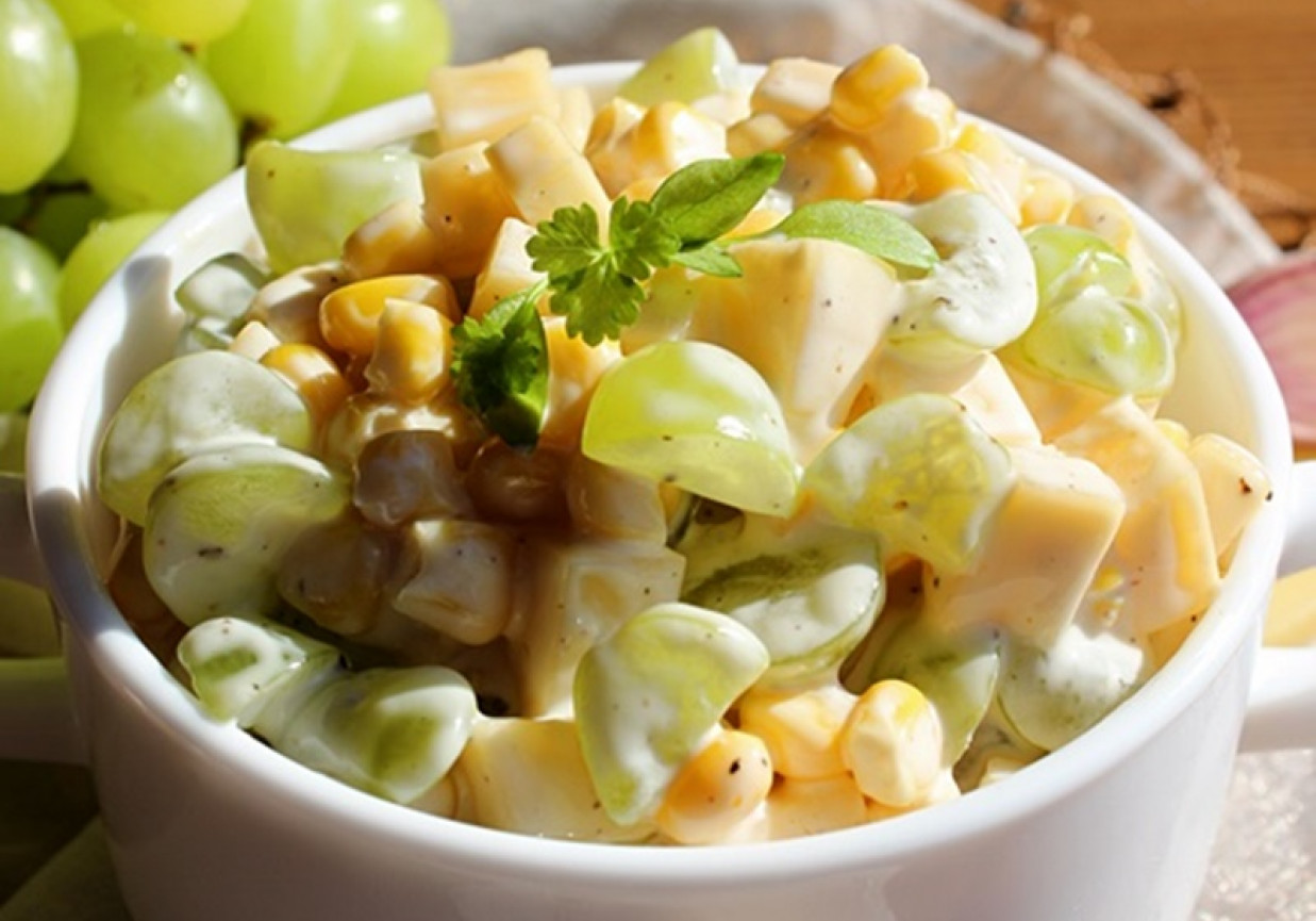 Szybka sałatka serowa z kukurydzą i winogronem foto