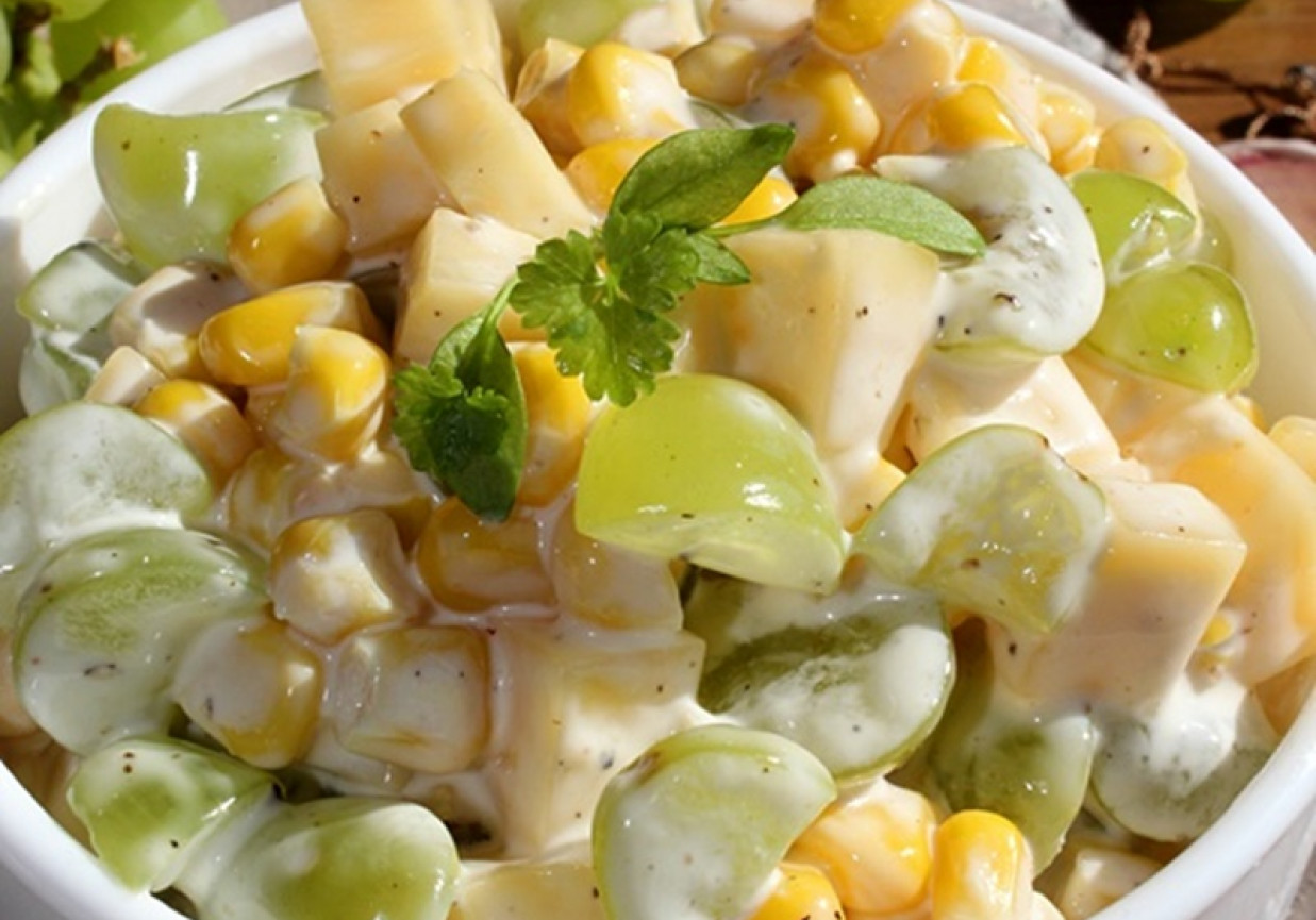 Szybka sałatka serowa z kukurydzą i winogronem foto