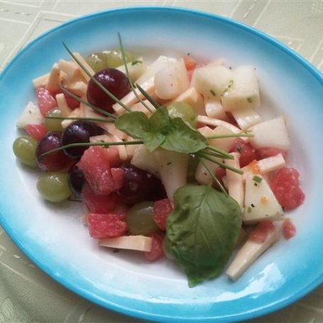 Krok 9 - Sałatka serowa z melonem, arbuzem i winogronami foto