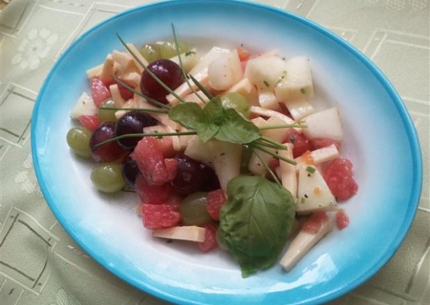 Fotografia przedstawiająca Sałatka serowa z melonem, arbuzem i winogronami