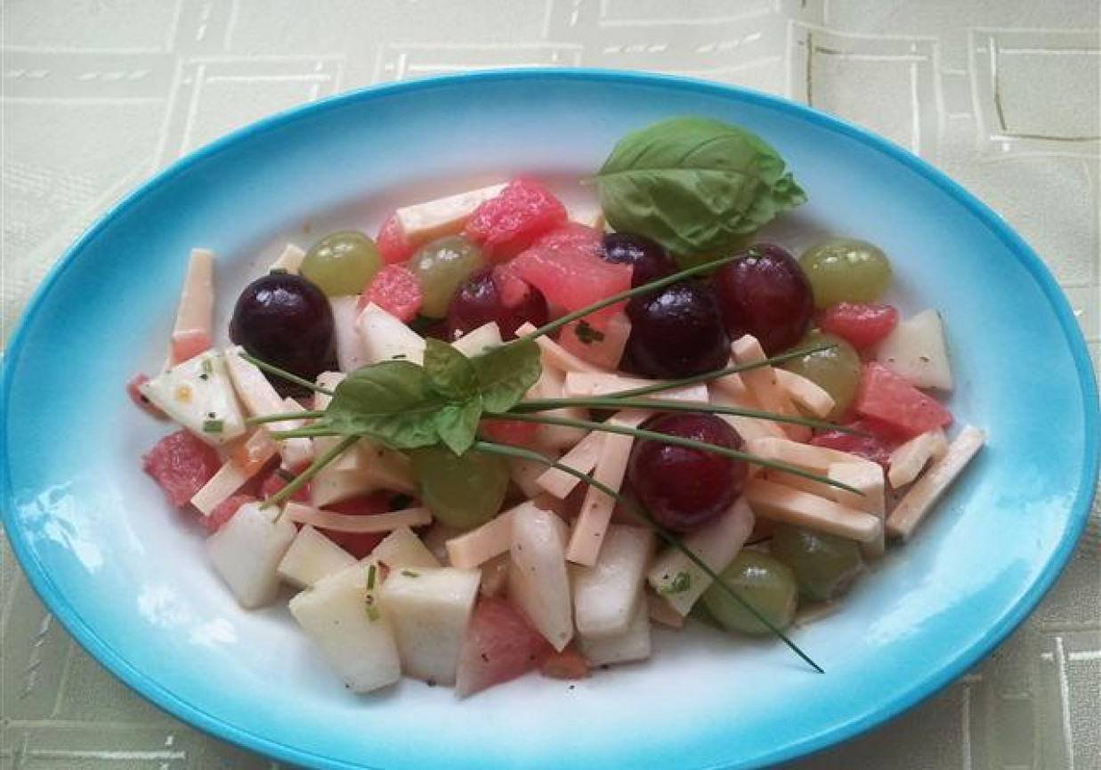 Sałatka serowa z melonem, arbuzem i winogronami foto