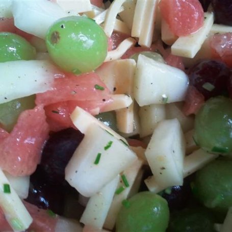 Krok 8 - Sałatka serowa z melonem, arbuzem i winogronami foto