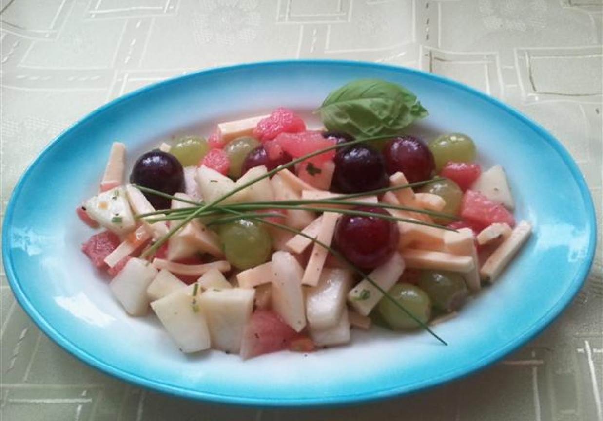 Sałatka serowa z melonem, arbuzem i winogronami foto
