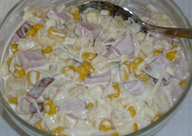Fotografia przedstawiająca Sałatka serowa z szynką i kukurydzą