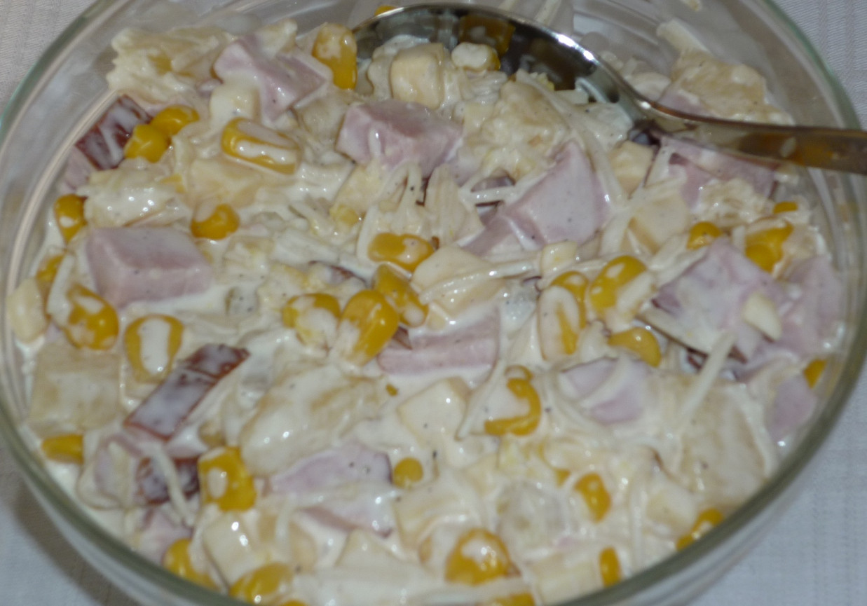 Sałatka serowa z szynką i kukurydzą  foto