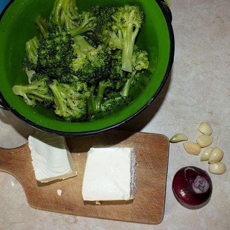 Krok 1 - Sałatka serowo - brokułowa z sosem czosnkowym foto