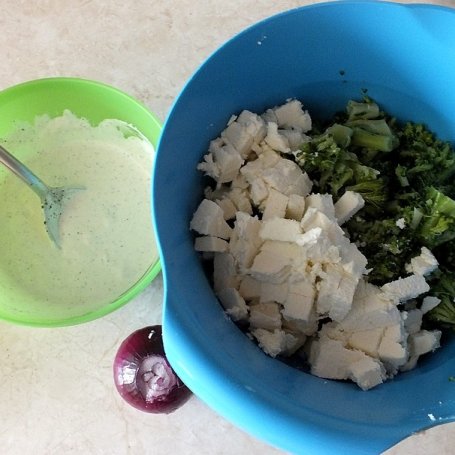 Krok 2 - Sałatka serowo - brokułowa z sosem czosnkowym foto