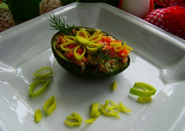Fotografia przedstawiająca Sałatka sledziowa w jaju z awokado