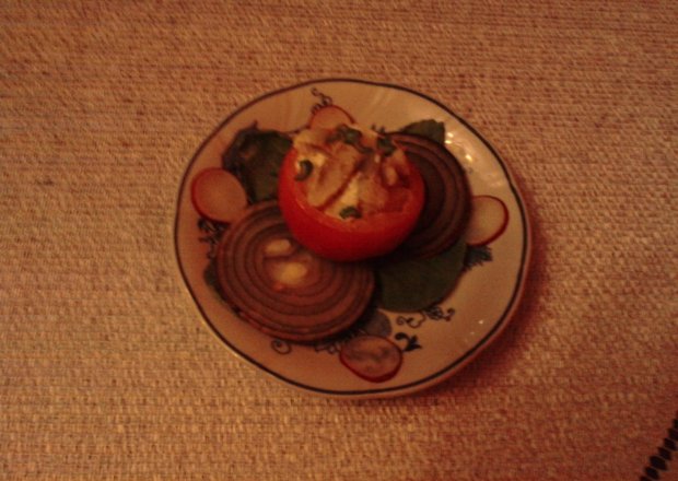 Fotografia przedstawiająca Sałatka śledziowa w pomidorach
