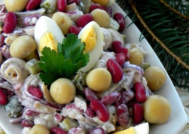 Fotografia przedstawiająca Sałatka śledziowa z jajkiem i marynowanymi pieczarkami