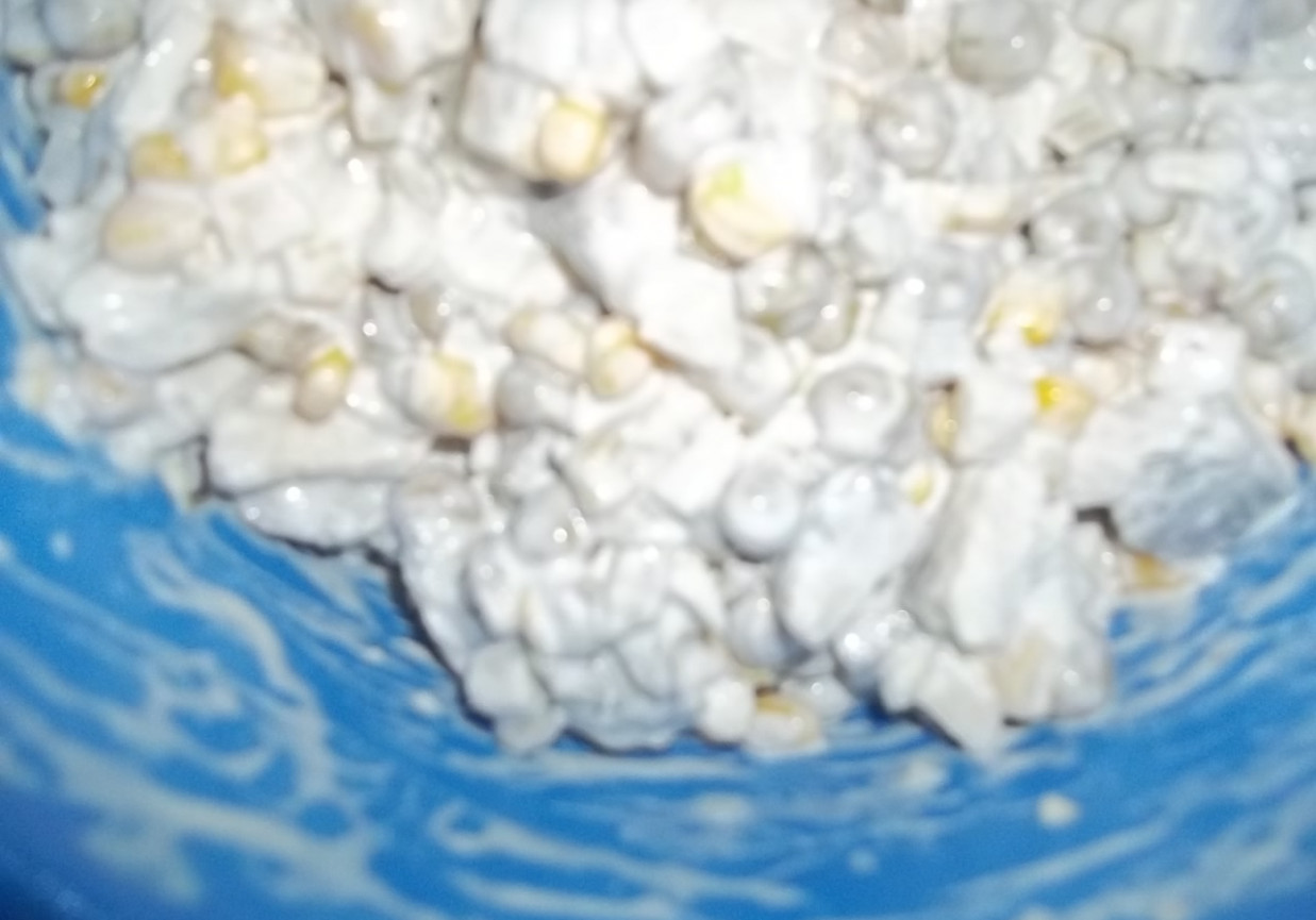 Sałatka śledziowa z kukurydzą i groszkiem foto