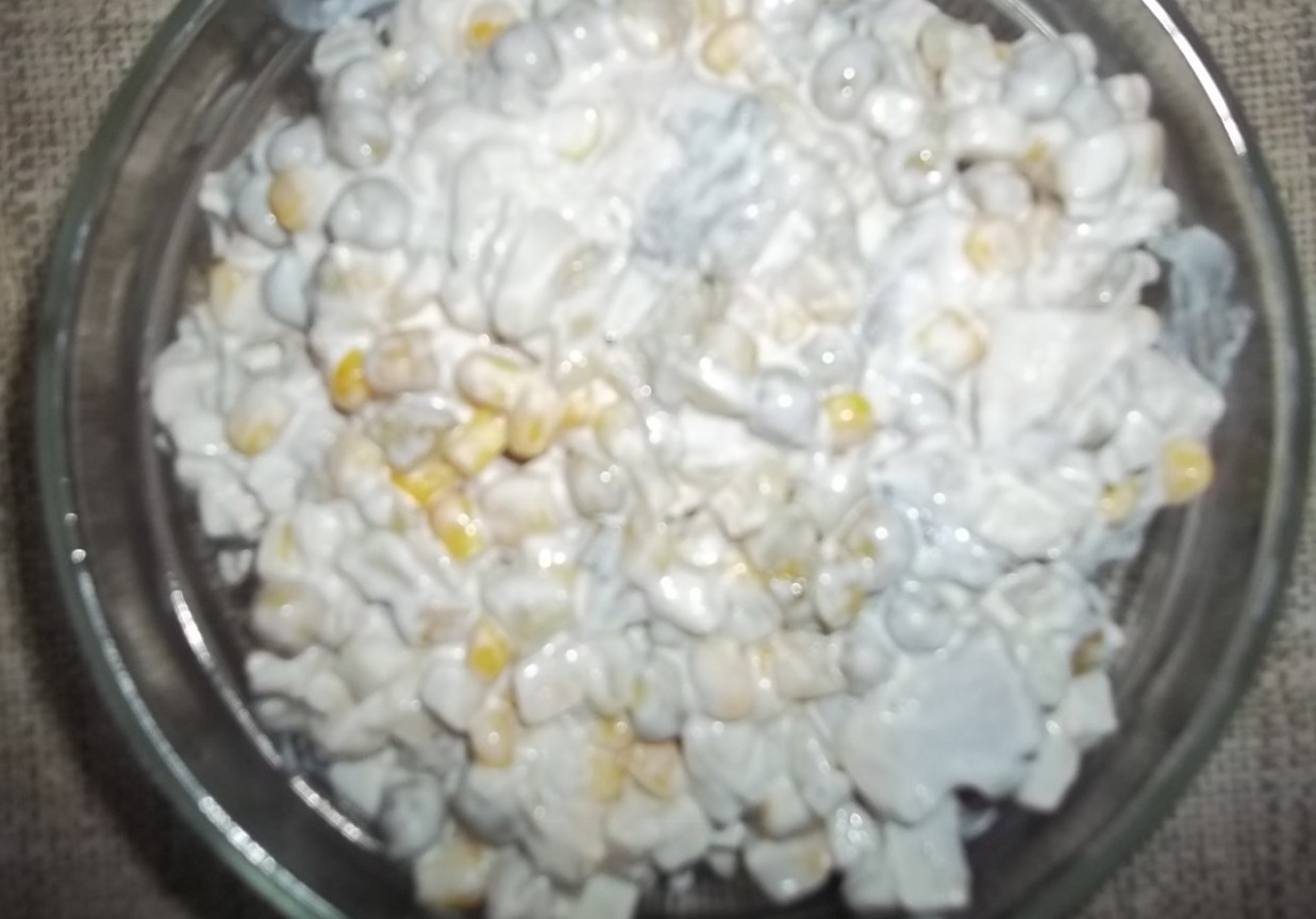 Sałatka śledziowa z kukurydzą i groszkiem foto