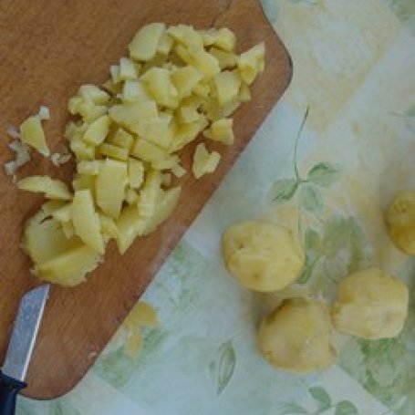 Krok 1 - Sałatka śledziowa z papryką i ziemniakami foto