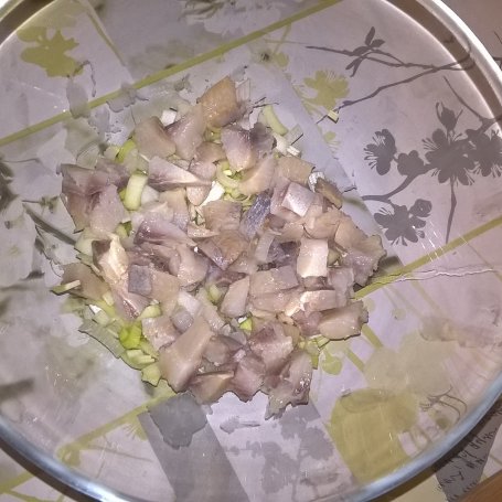 Krok 3 - Sałatka śledziowa z pieczarkami marynowanymi i porem foto