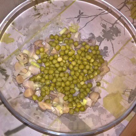 Krok 4 - Sałatka śledziowa z pieczarkami marynowanymi i porem foto
