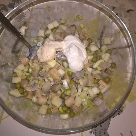 Krok 6 - Sałatka śledziowa z pieczarkami marynowanymi i porem foto