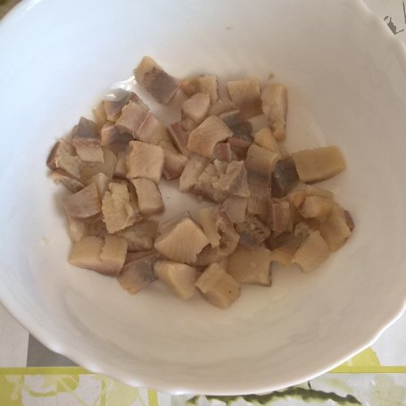 Krok 1 - Sałatka śledziowa z pomidorami i koperkiem foto
